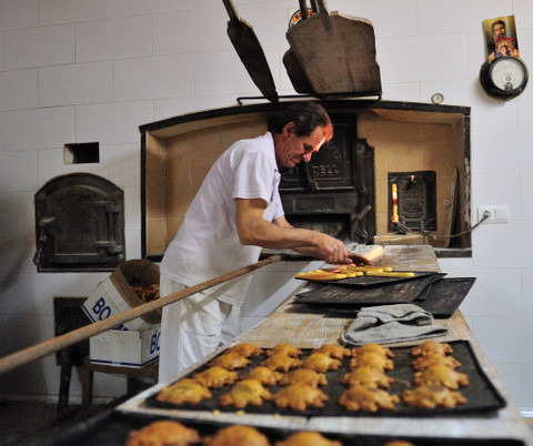 Cartagena traditions, baking the rolls of San Anton